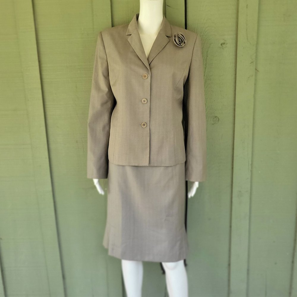 ANNE KLEIN 2 Taupe Career Skirt Suit 10